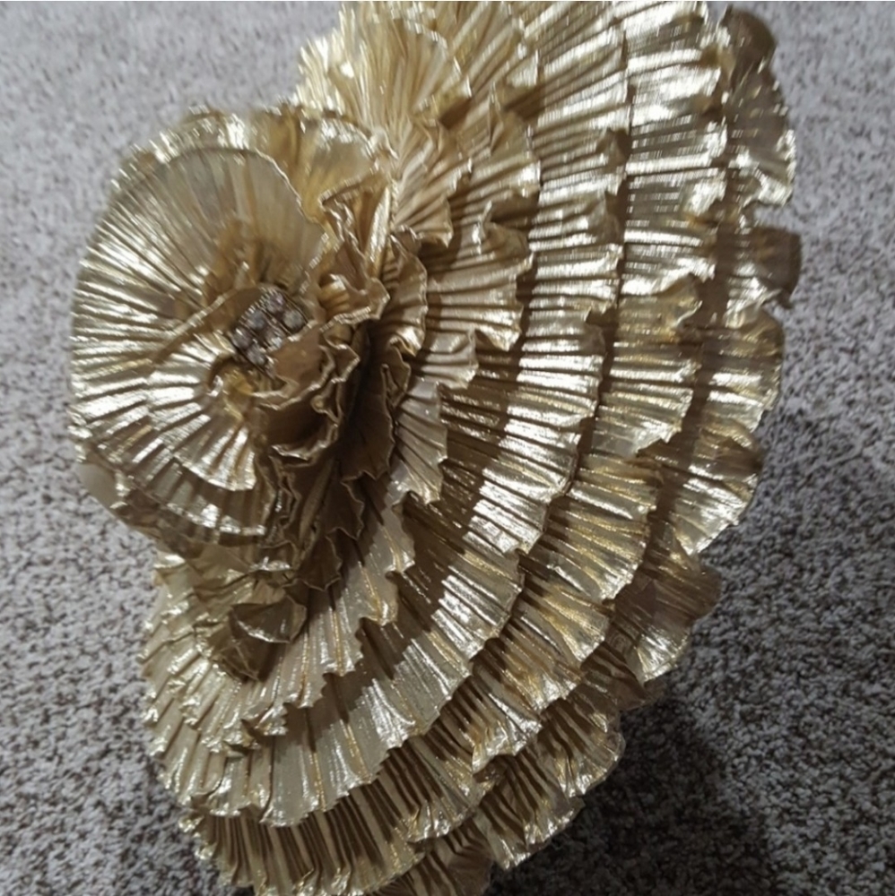 Gold Ruffle w/Flower Rhinestone - Picture 3 of 4